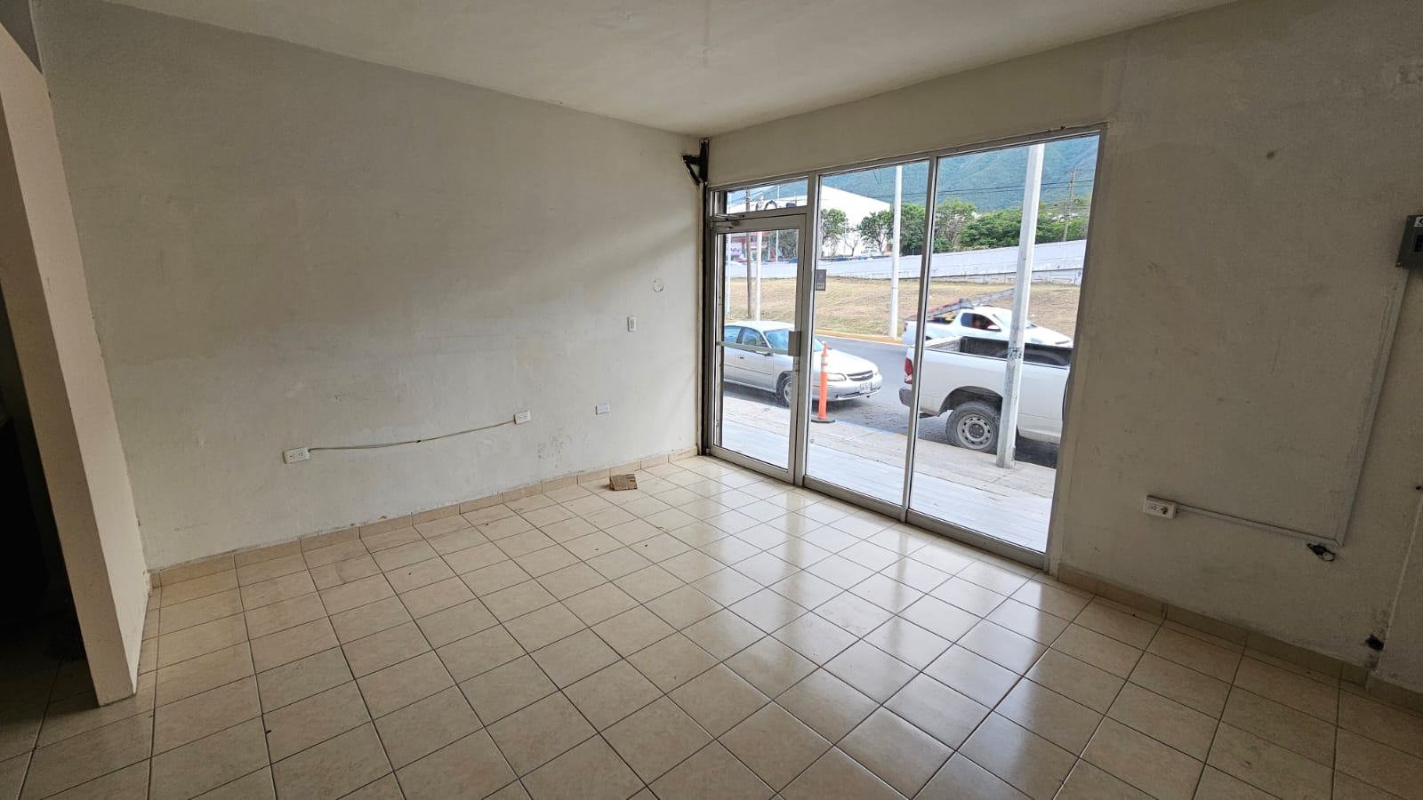Local Comercial en Renta Avenida Lazaro Cardenas, Monterrey