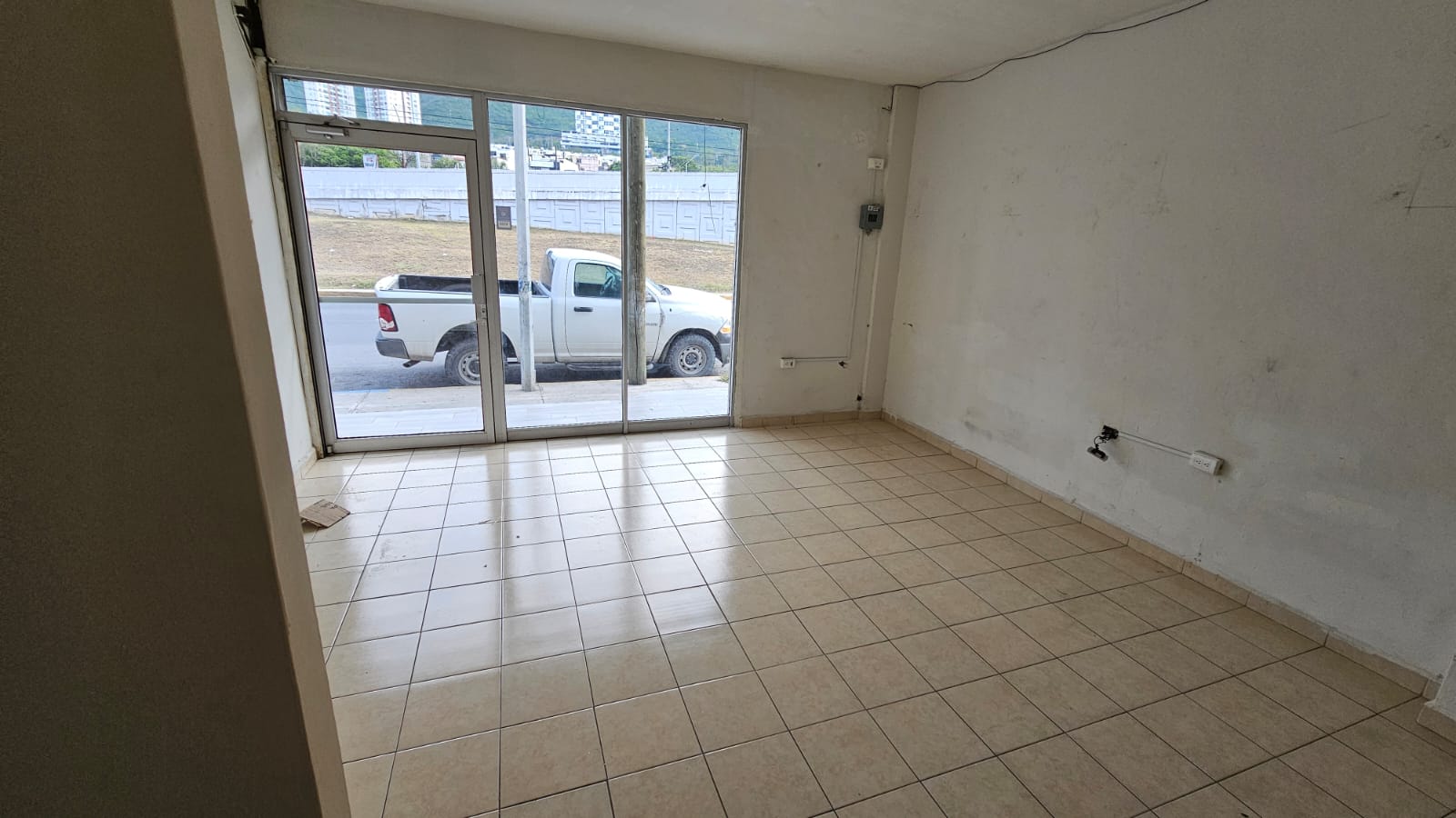 local_comercial_en_renta_avenida_lazaro_cardenas_valle_oriente_monterrey_5